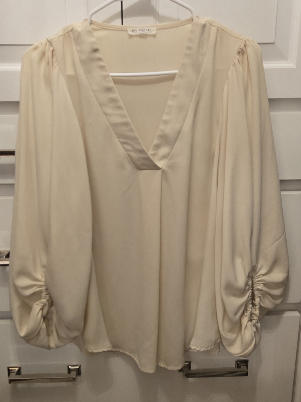 Blu Pepper Cream V-Neck Bishop Sleeve Blouse Size Small